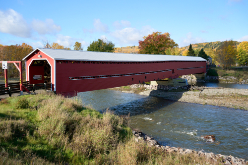 Automne,Saison,Milieu naturel,Rivière,Eau,Petite Cascapédia,Baie-des-Chaleurs,Région,MRC Bonaventure,Saint-Edgar,Pont,Couvert,Jour,Temps